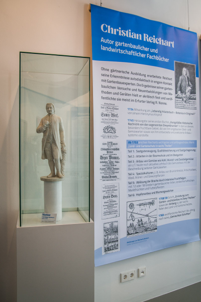 Statue aus Alabaster von Christian Reichart – Leihgabe Statue aus Alabaster von Christian Reichart – Leihgabe