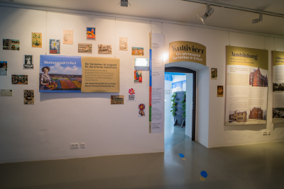 Kultiviert – Eingang zur Ausstellung Kultiviert – Eingang zur Ausstellung