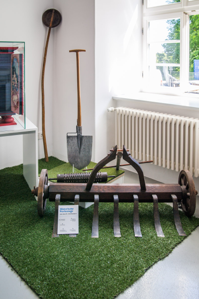 Historische Werkzeuge zur Feldbestellung Historische Werkzeuge zur Feldbestellung