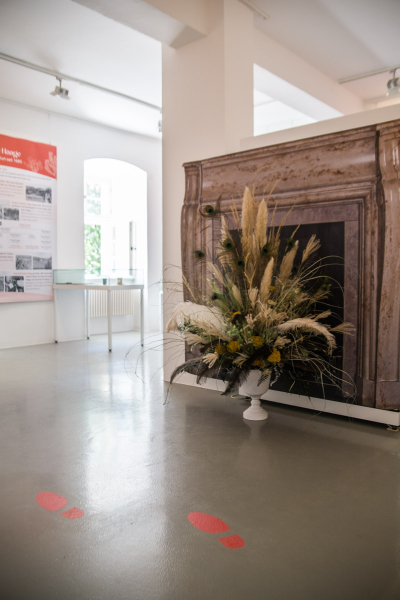 Kultiviert – Raum 2 mit Markart Bouquet vor Kamin Kultiviert – Raum 2 mit Markart Bouquet vor Kamin