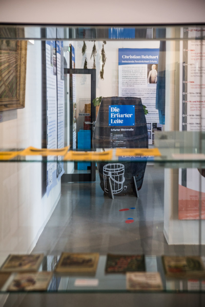 Blick von Raum 2 in Raum 1 der Ausstellung Blick von Raum 2 in Raum 1 der Ausstellung